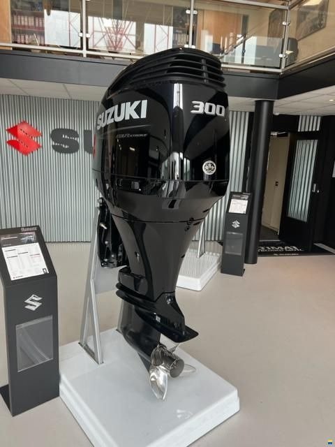 2022 Suzuki DF300 Outboard Motor - 30 in. Shaft