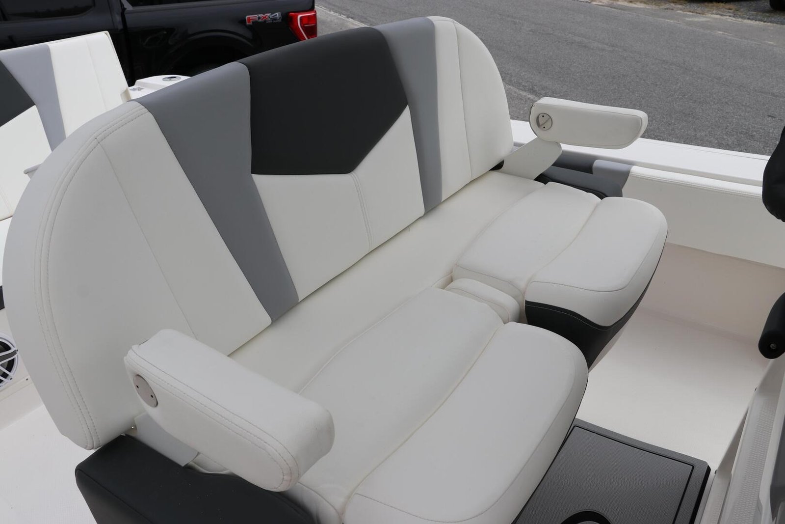 Buy 2024 Robalo 266 Cayman - Image 17