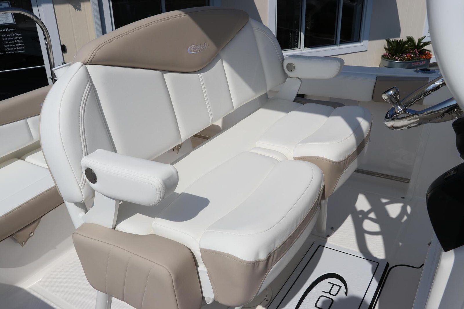 2024 Robalo R222 Explorer For Sale - Image 9