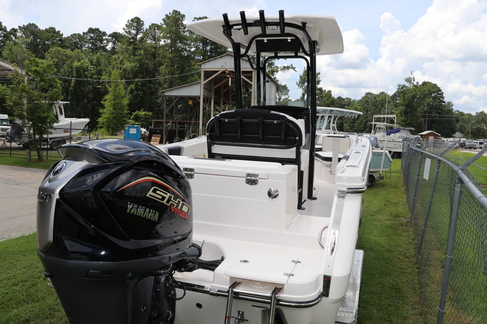 2024 Robalo R230 Center Console For Sale - Image 4