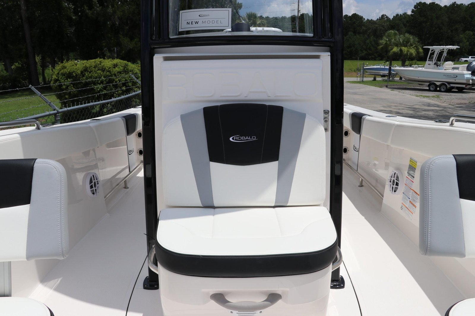 2024 Robalo R230 Center Console For Sale - Image 20