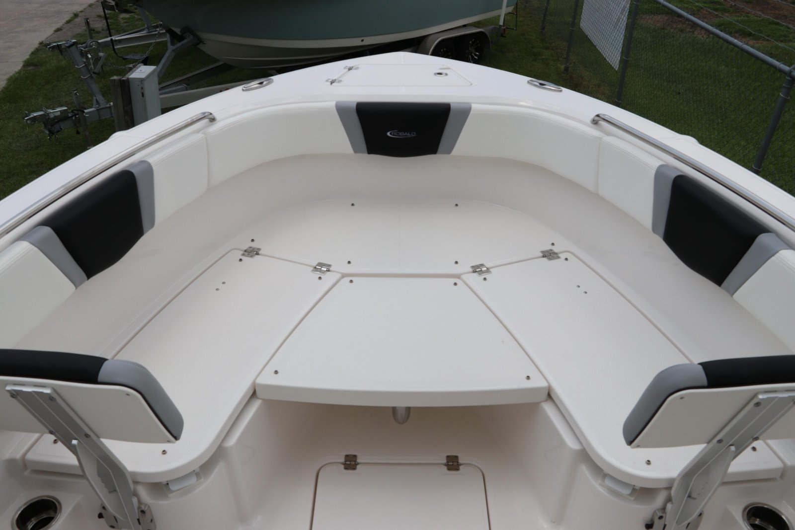 2024 Robalo R230 Center Console For Sale - Image 25