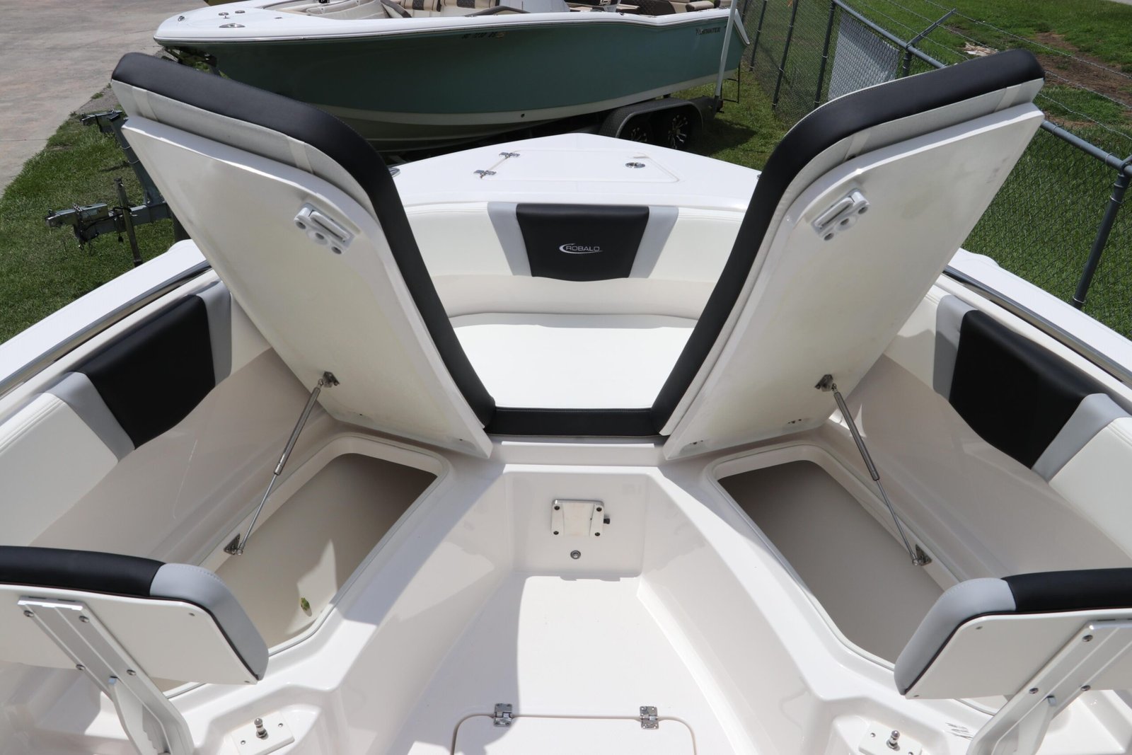 2024 Robalo R230 Center Console For Sale - Image 26