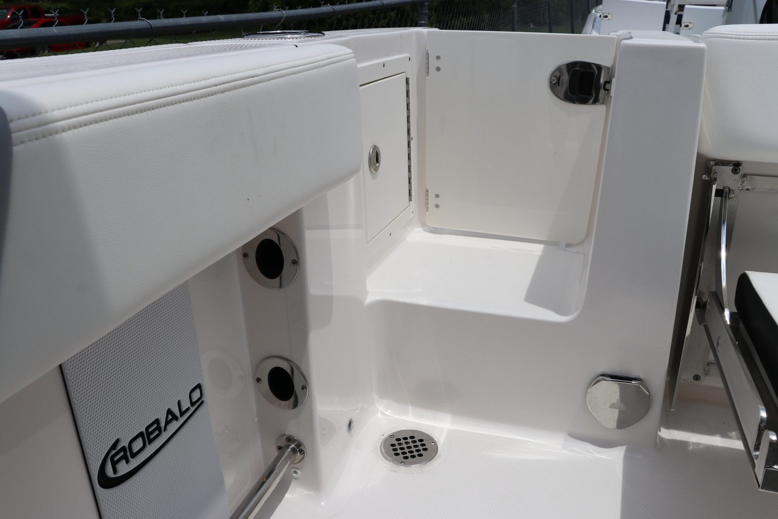 2024 Robalo R230 Center Console For Sale - Image 6