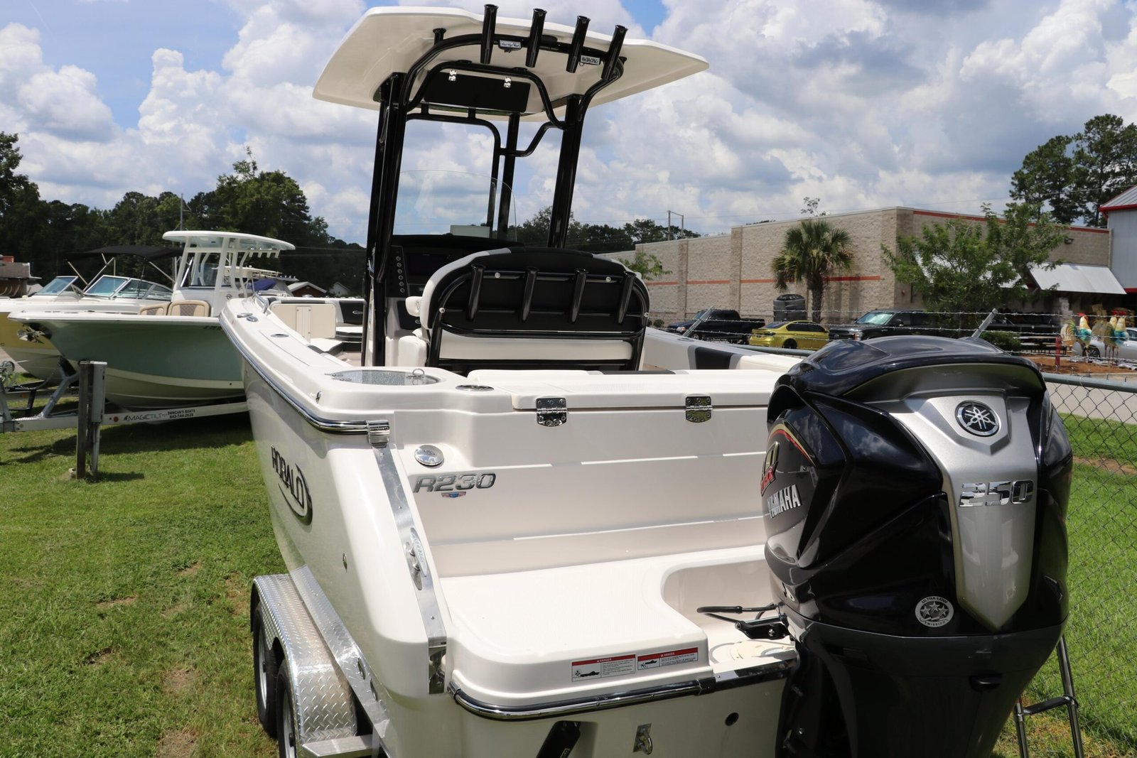 2024 Robalo R230 Center Console For Sale - Image 3
