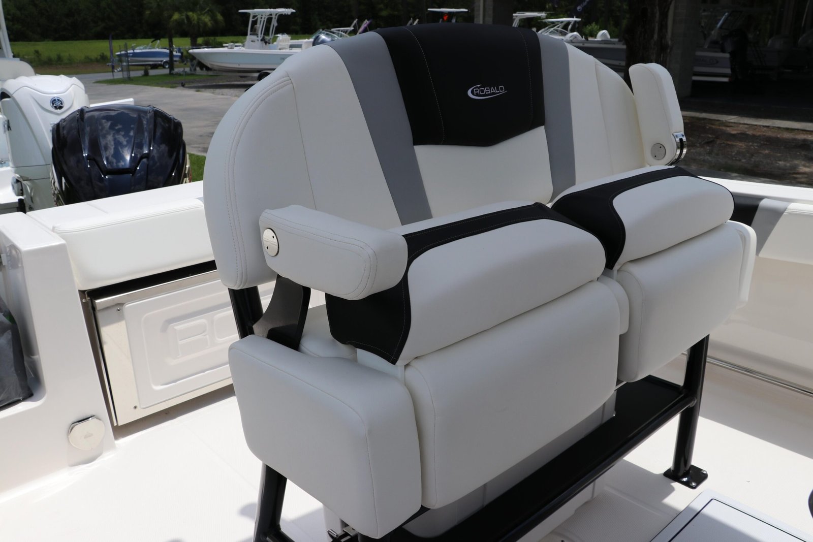 2024 Robalo R230 Center Console For Sale - Image 12