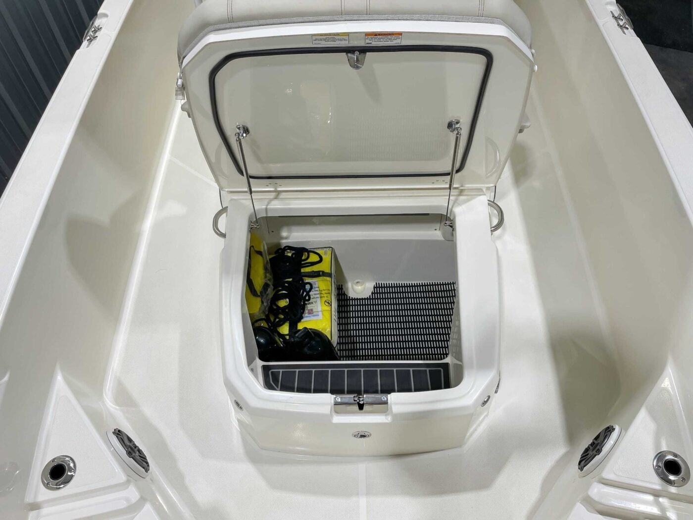 2025 Boston Whaler 250 Dauntless - Image 8
