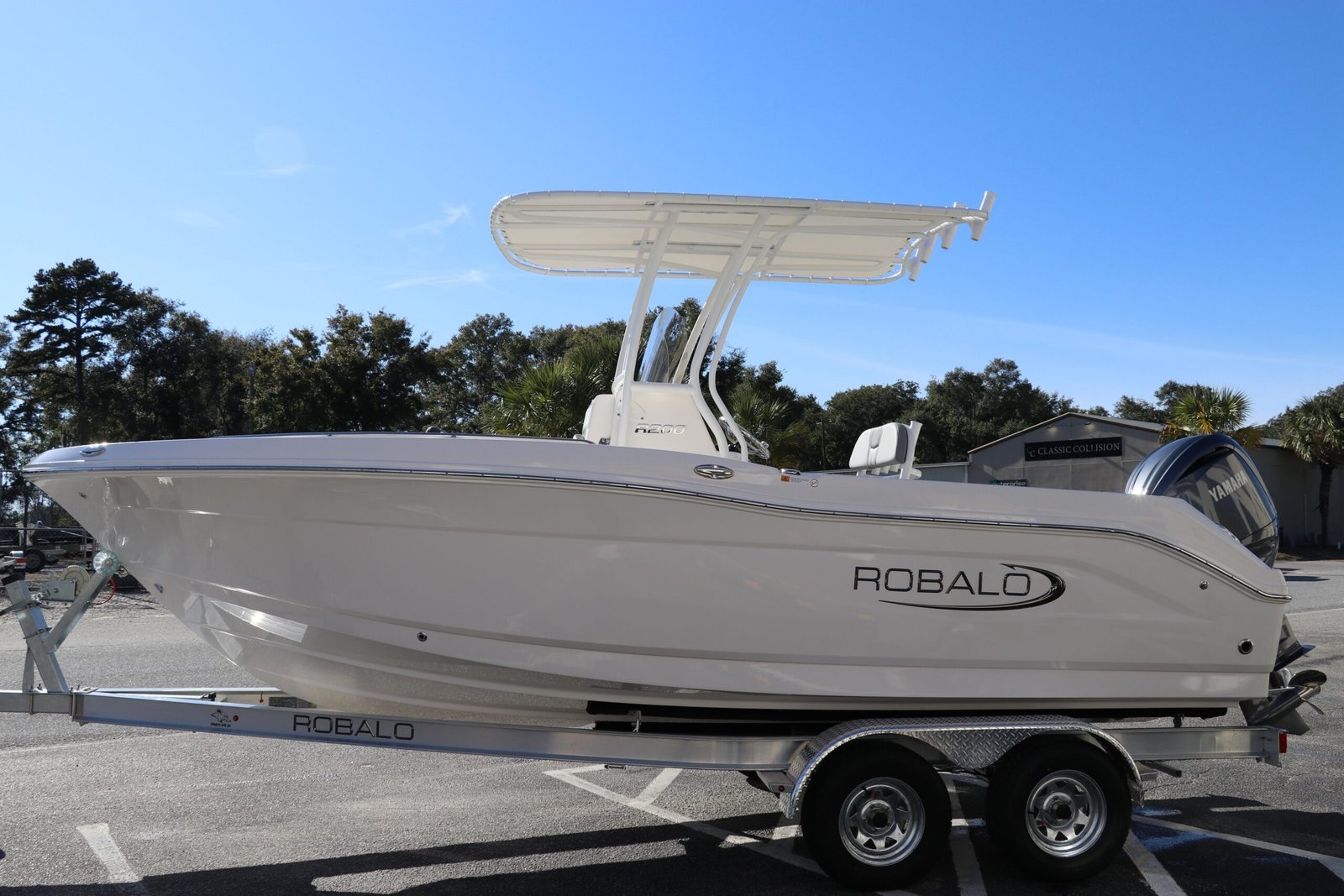 2025 Robalo R200 Center Console - Image 3