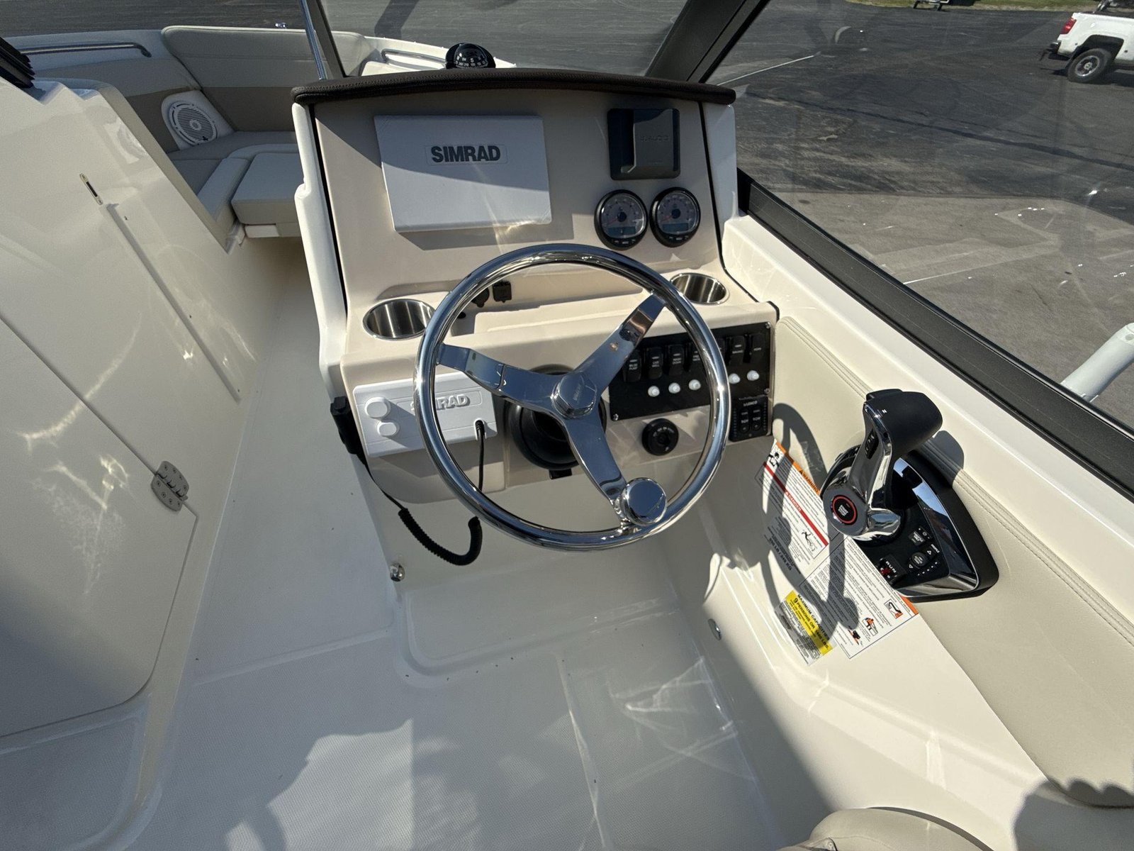 2025 Boston Whaler 210 Vantage - Image 9
