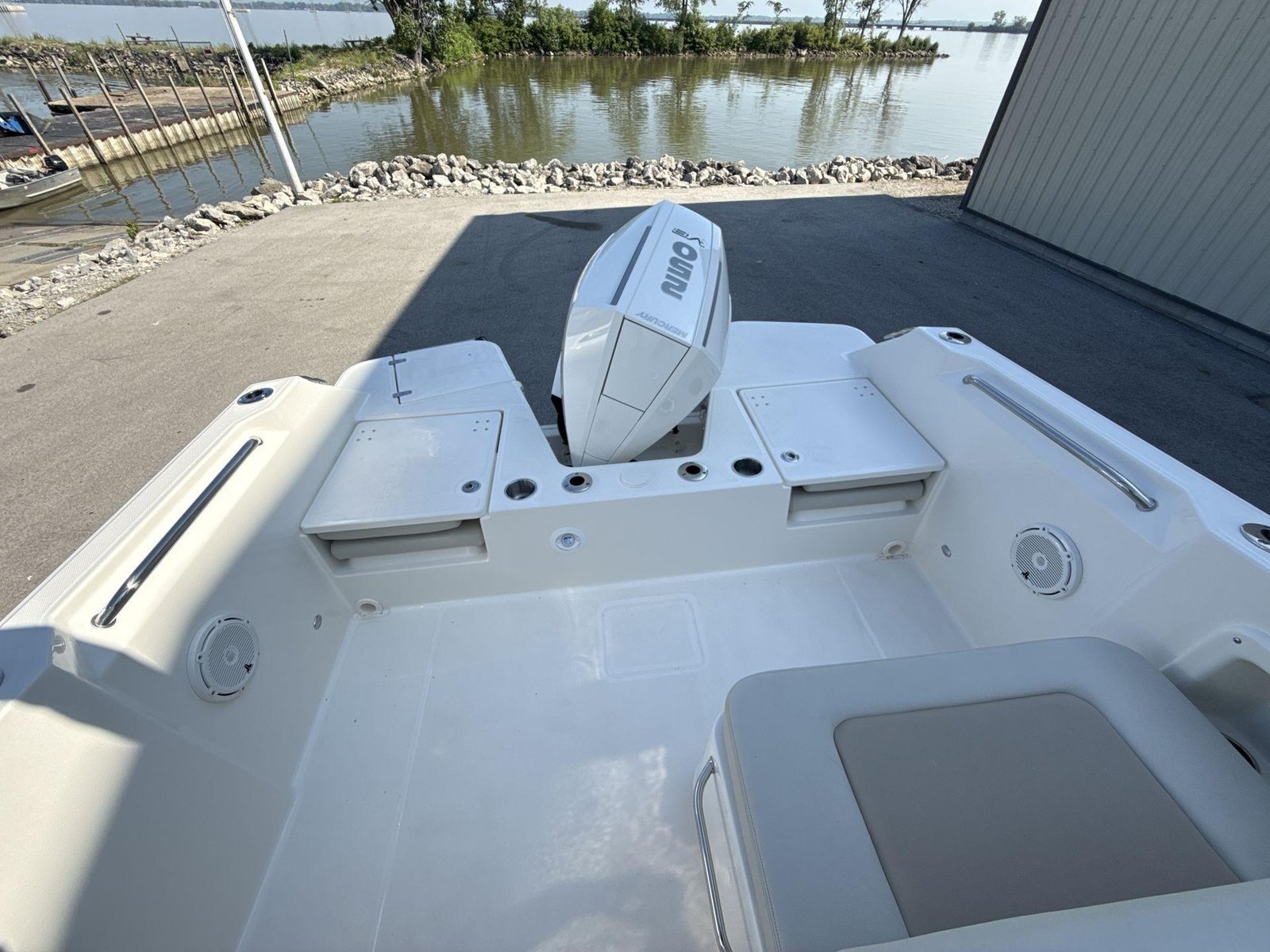 2025 Boston Whaler 210 Vantage - Image 11