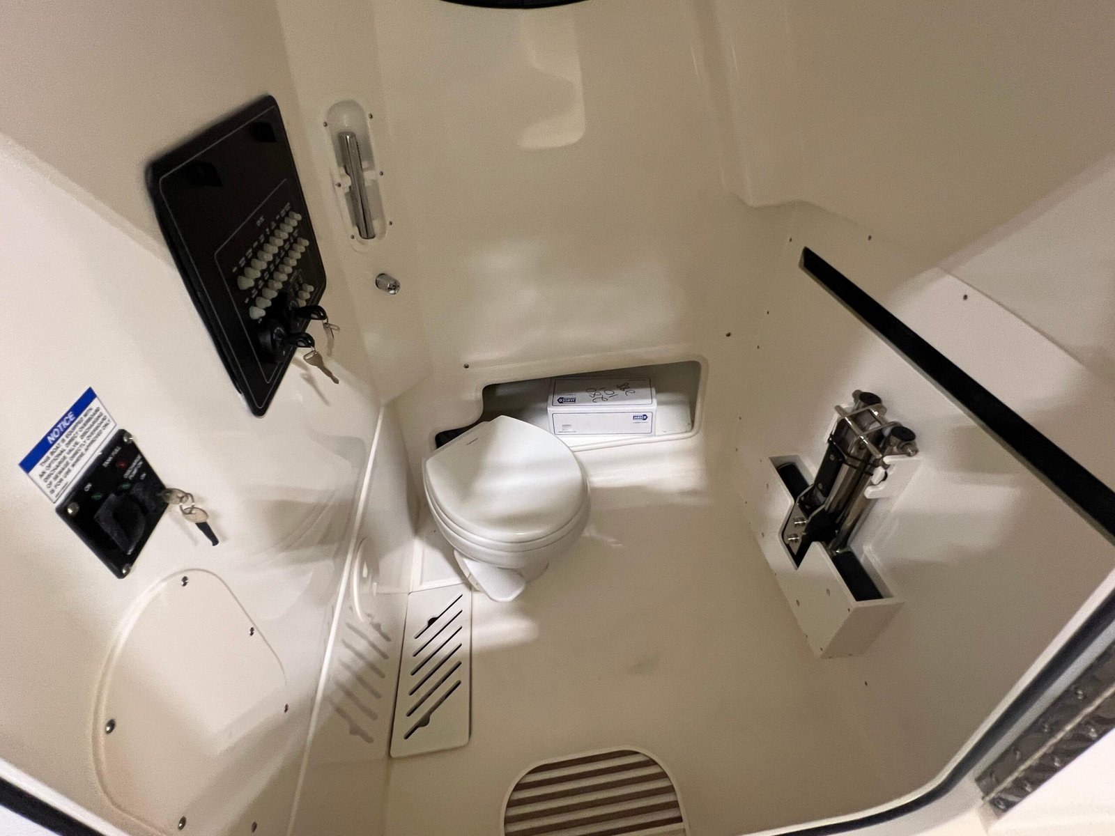 2025 Boston Whaler 280 Outrage - Image 13