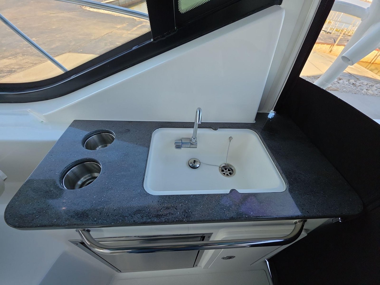 2025 Boston Whaler 325 Conquest - Image 6