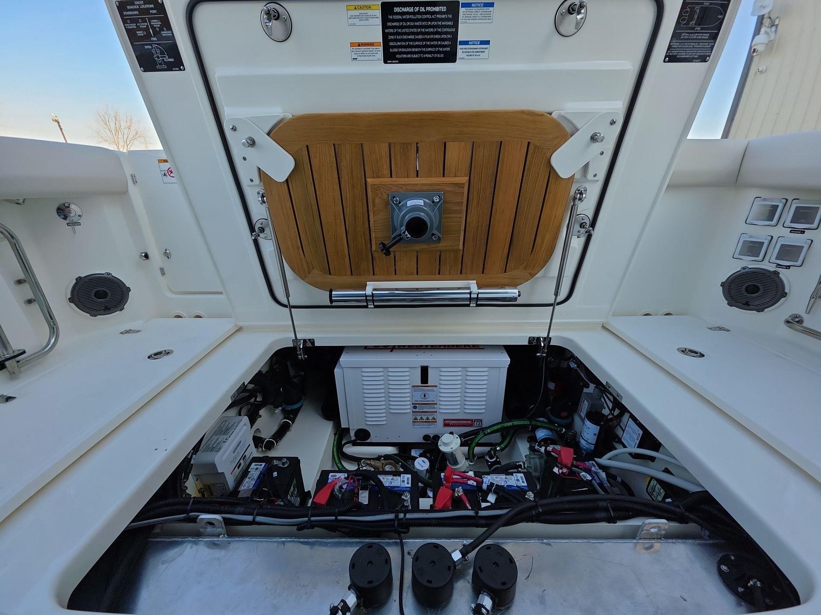 2025 Boston Whaler 325 Conquest - Image 5