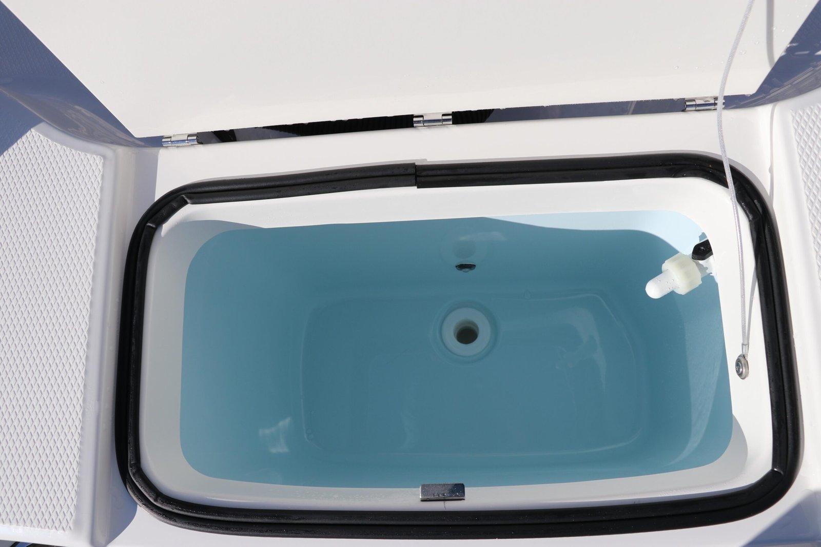 2025 Robalo R200 Center Console - Image 13