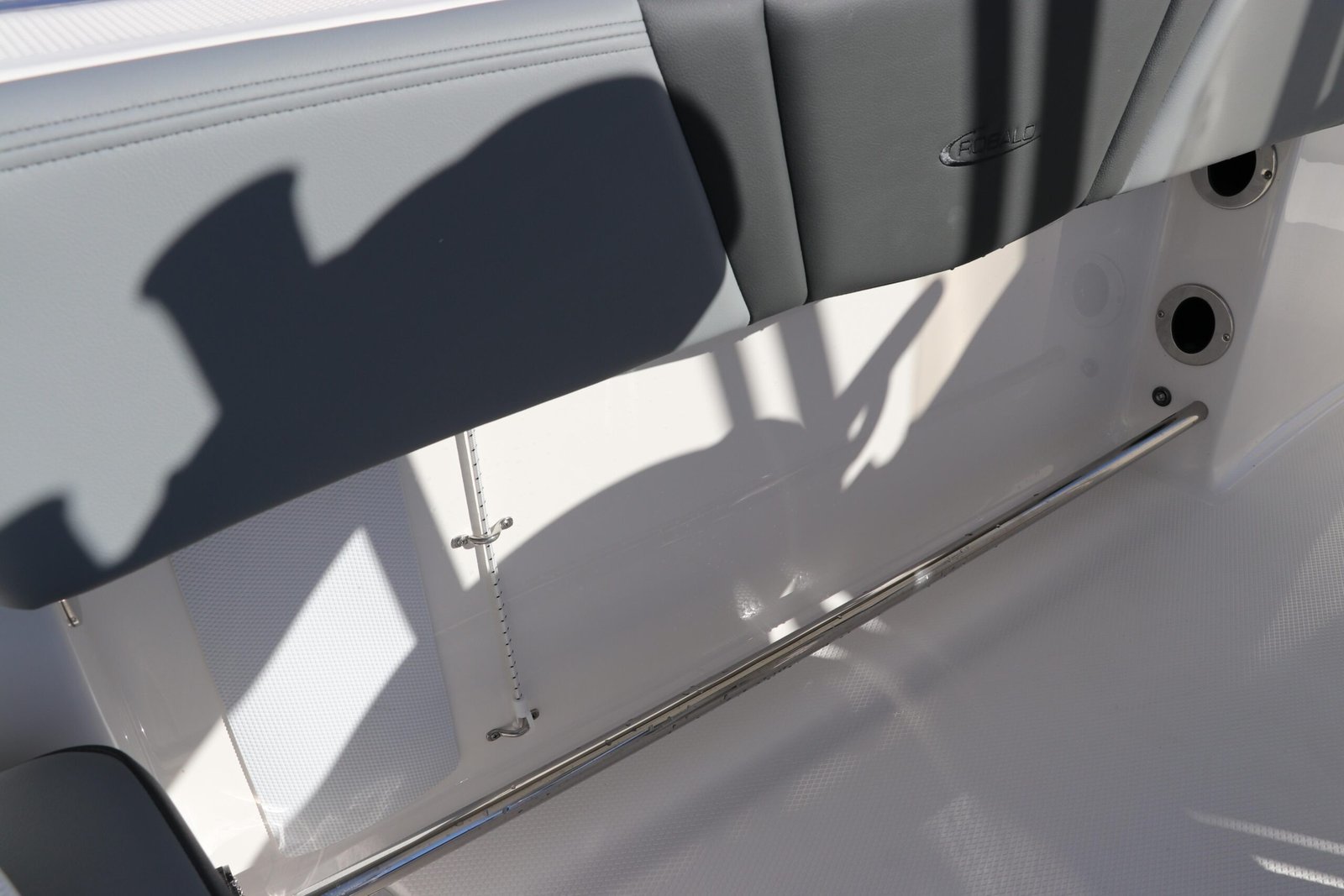 2025 Robalo R200 Center Console - Image 14