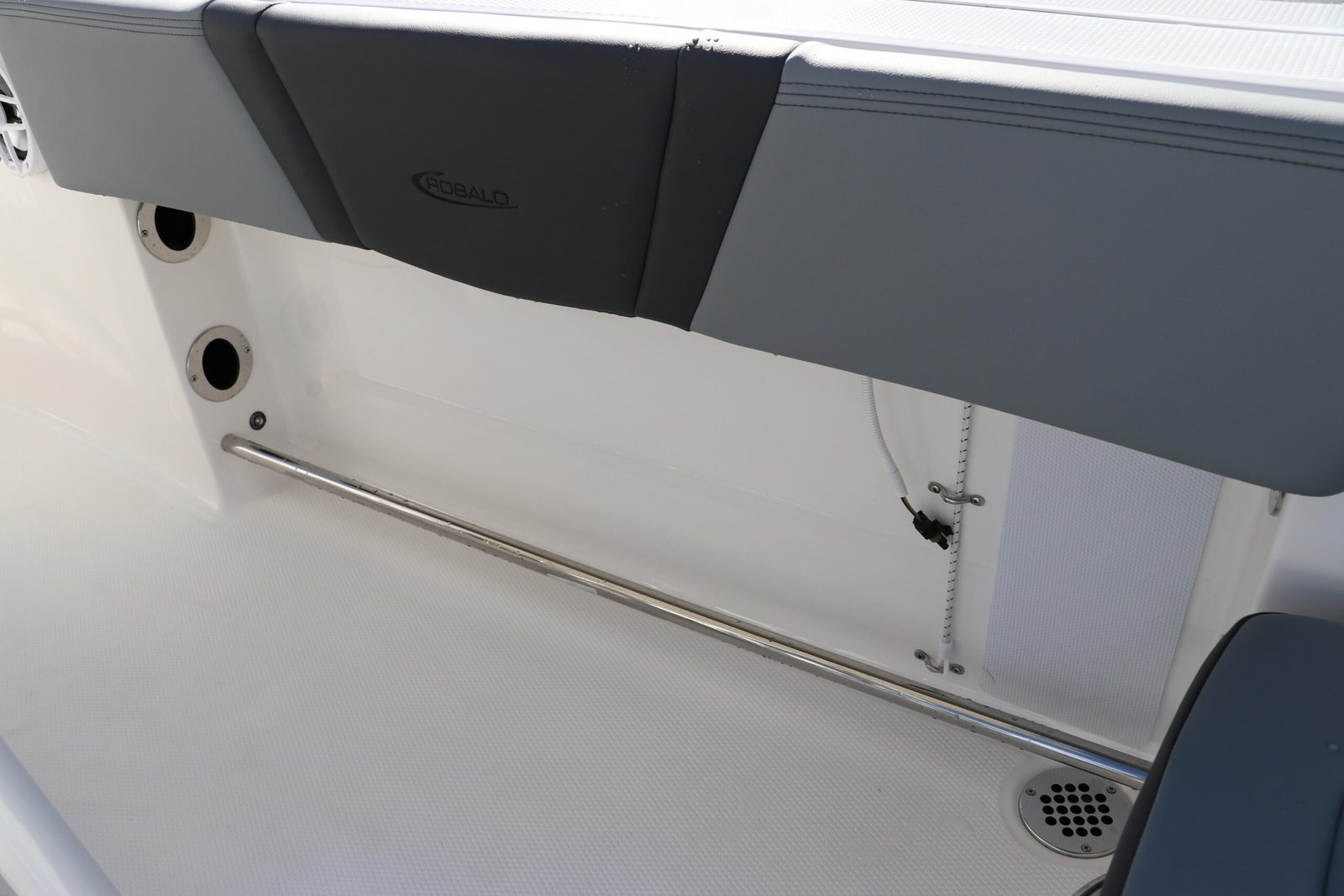 2025 Robalo R200 Center Console - Image 15