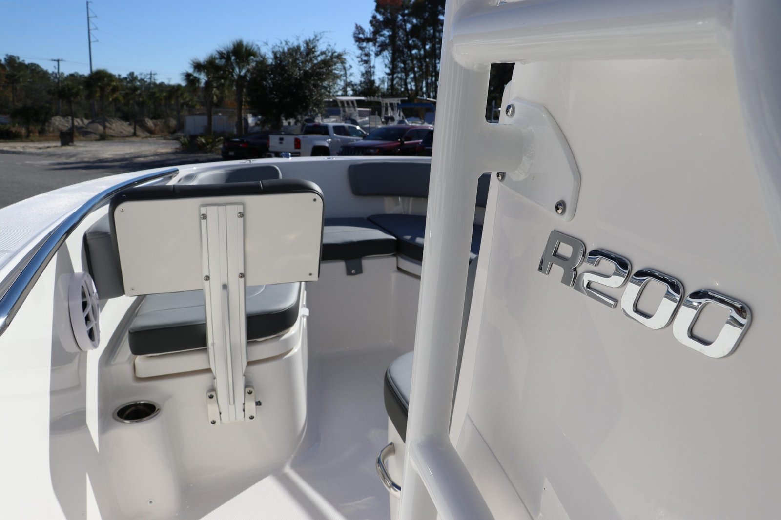 2025 Robalo R200 Center Console - Image 24