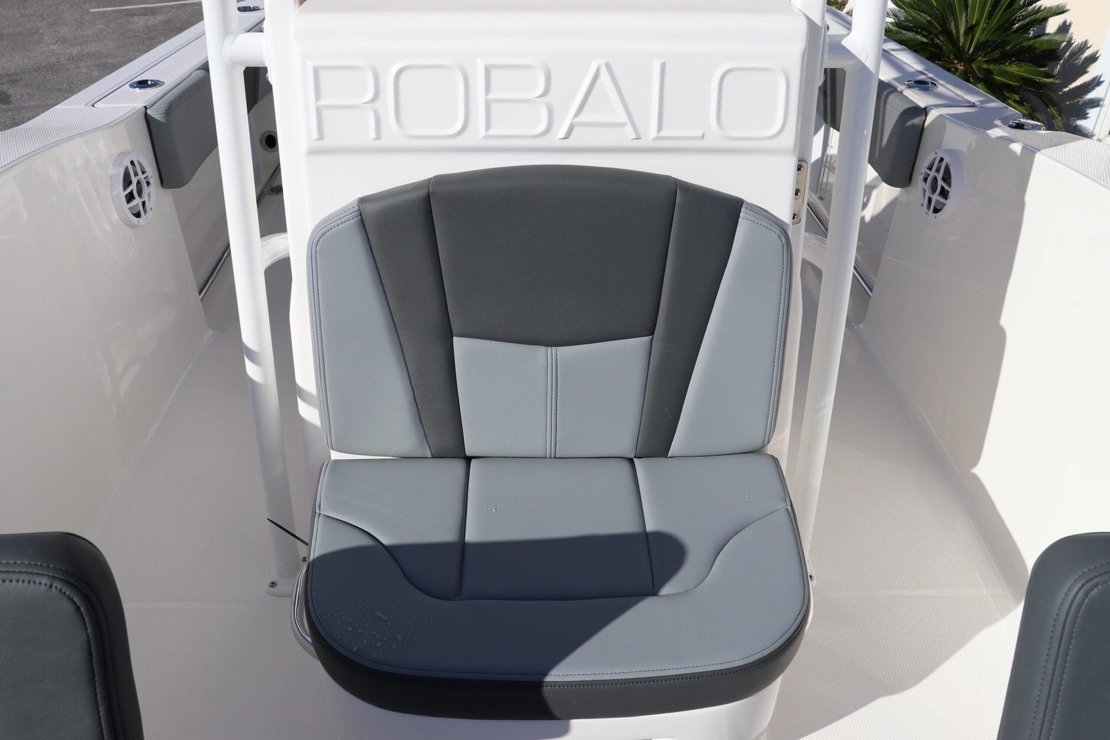 2025 Robalo R200 Center Console - Image 25