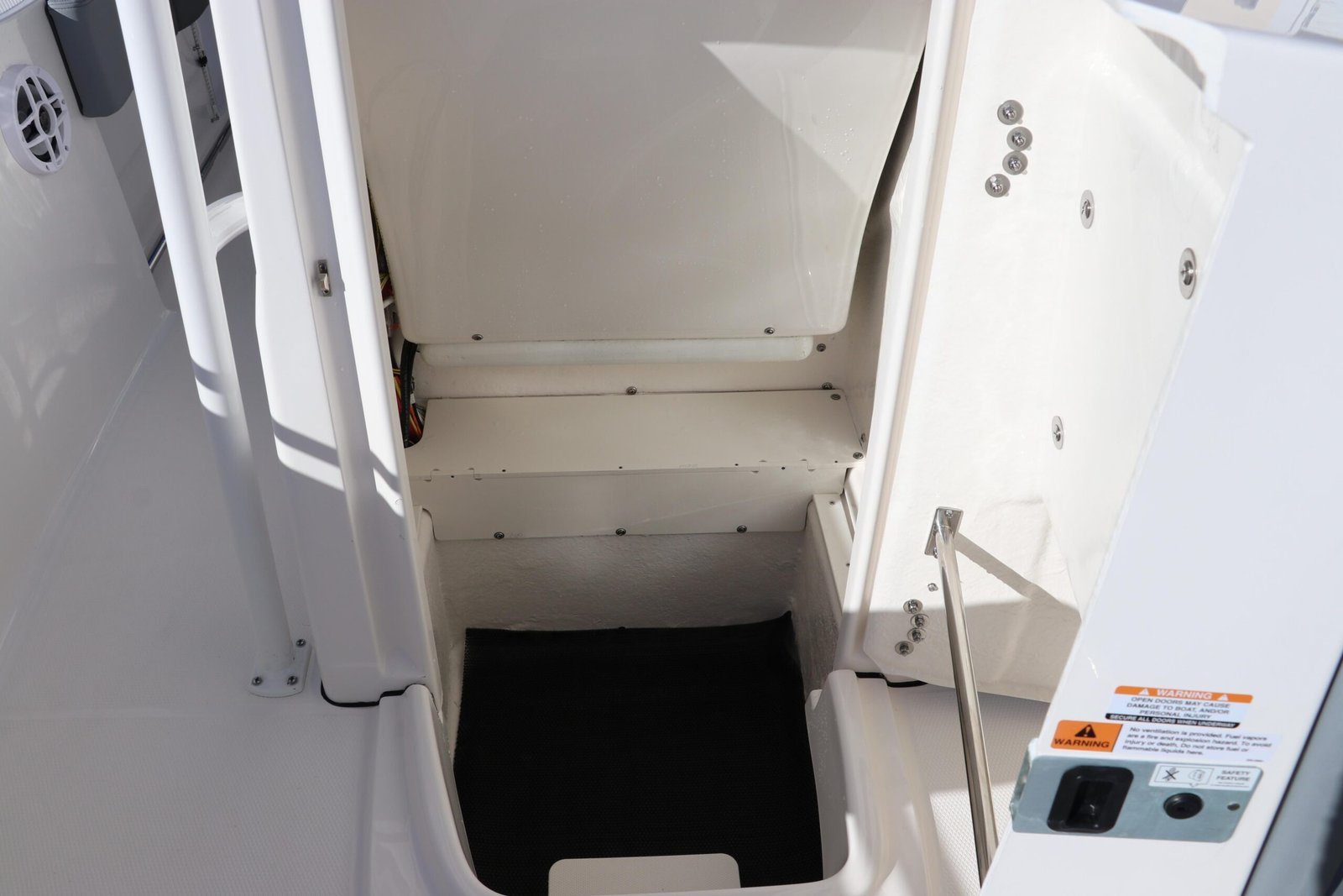 2025 Robalo R200 Center Console - Image 26