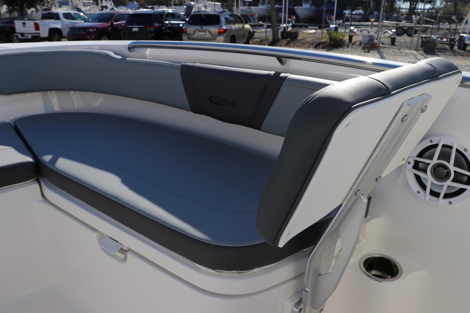 2025 Robalo R200 Center Console - Image 28