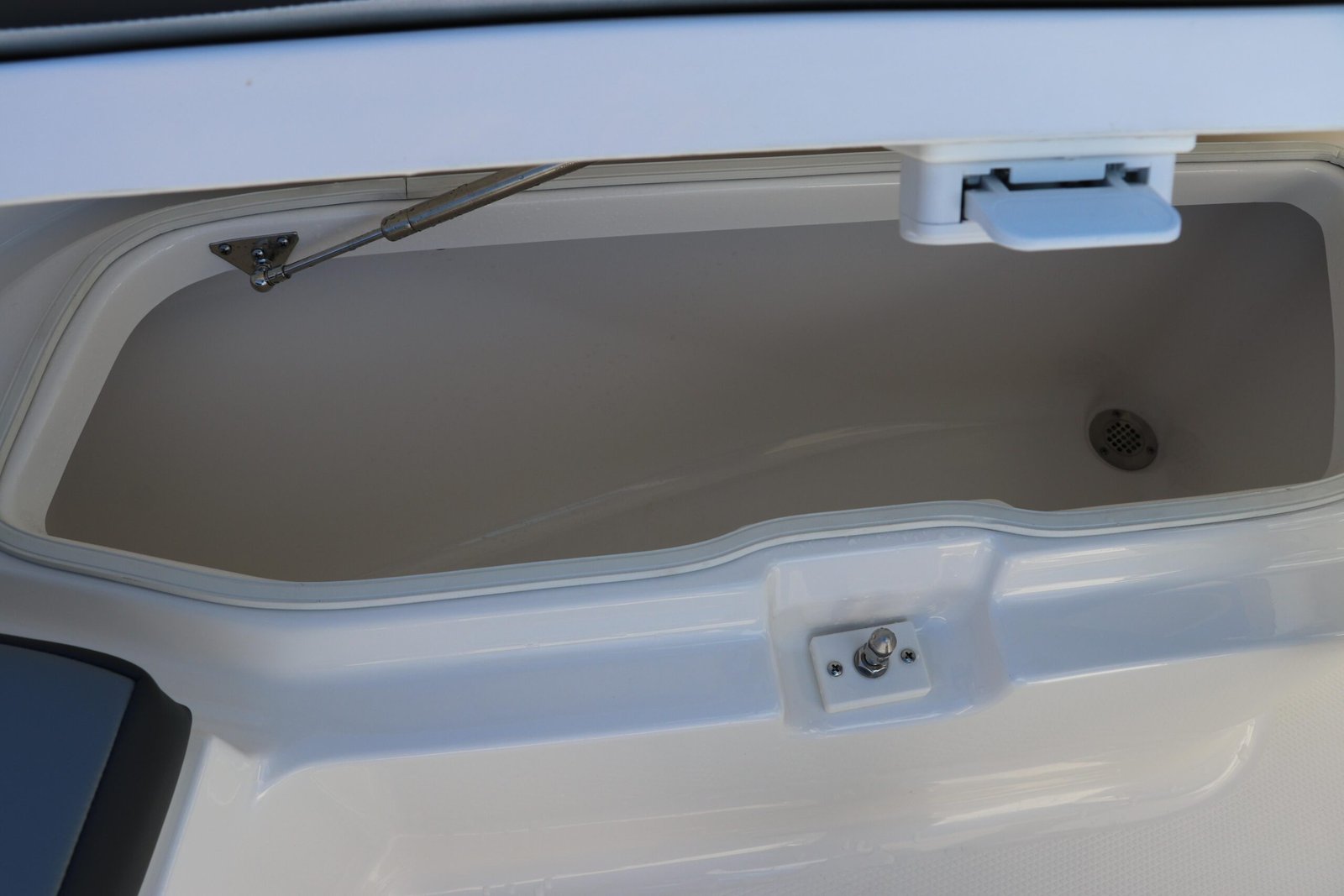 2025 Robalo R200 Center Console - Image 30