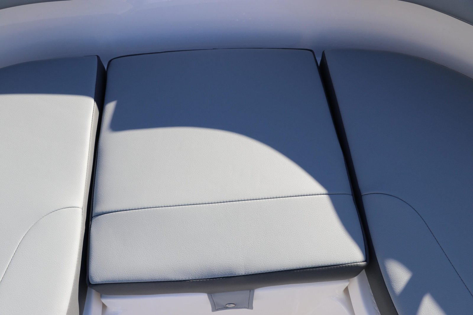 2025 Robalo R200 Center Console - Image 31