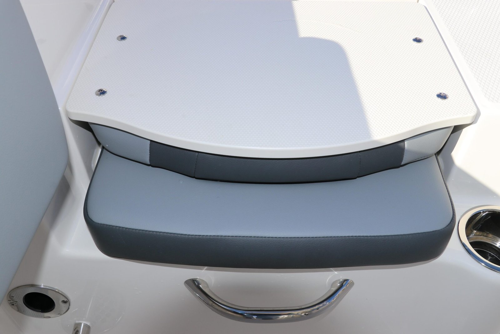 2025 Robalo R200 Center Console - Image 8