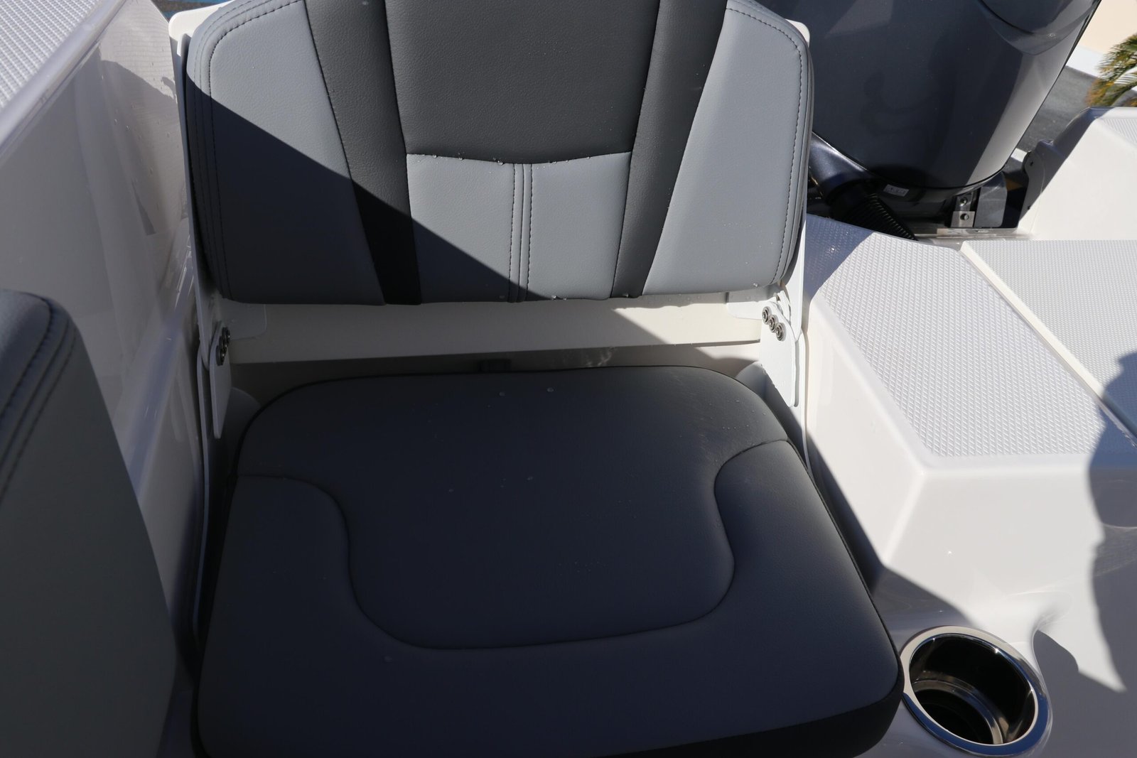 2025 Robalo R200 Center Console - Image 9