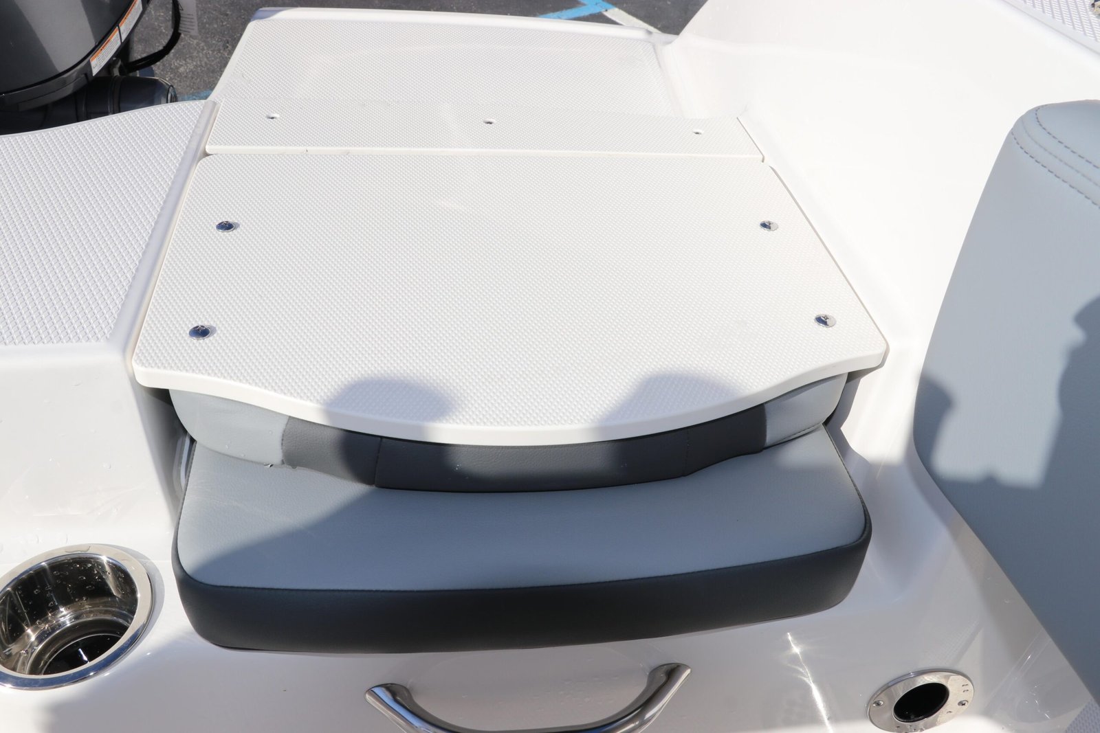 2025 Robalo R200 Center Console - Image 10
