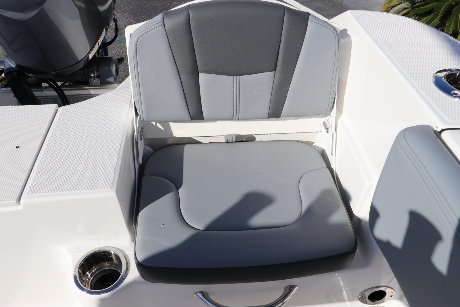 2025 Robalo R200 Center Console - Image 11