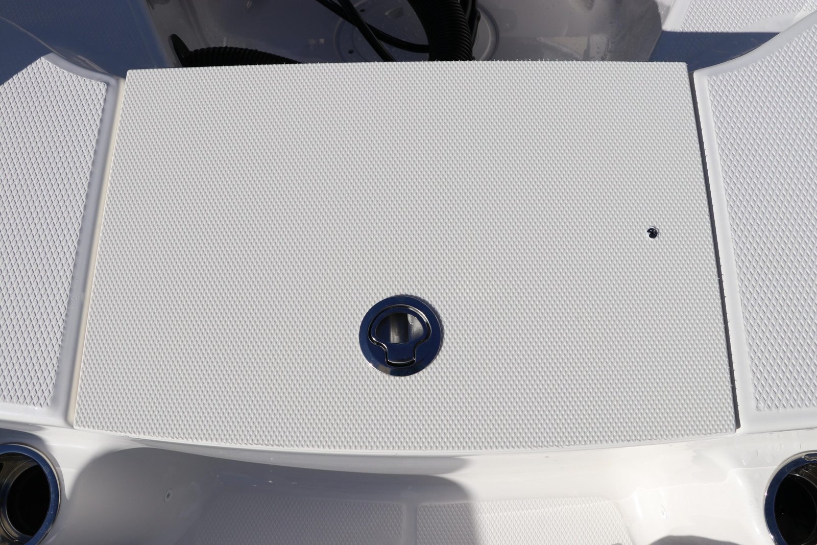 2025 Robalo R200 Center Console - Image 12