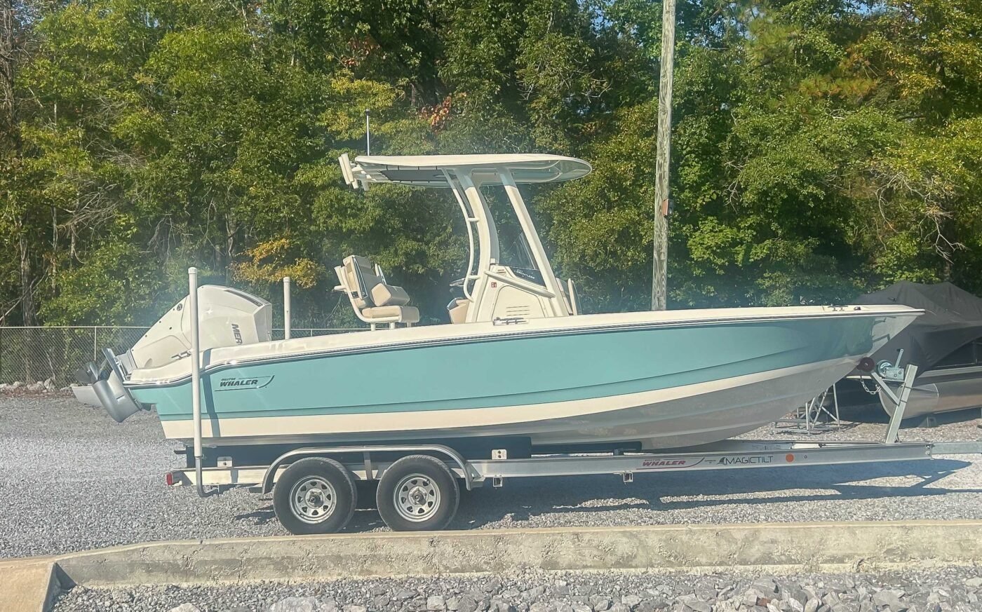 2026 Boston Whaler 220 Dauntless - Image 7