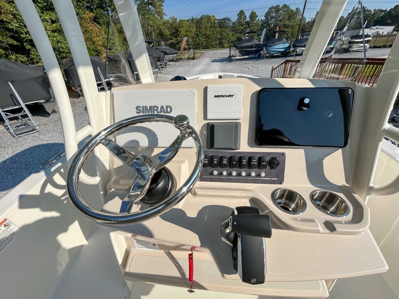 2026 Boston Whaler 220 Dauntless - Image 8
