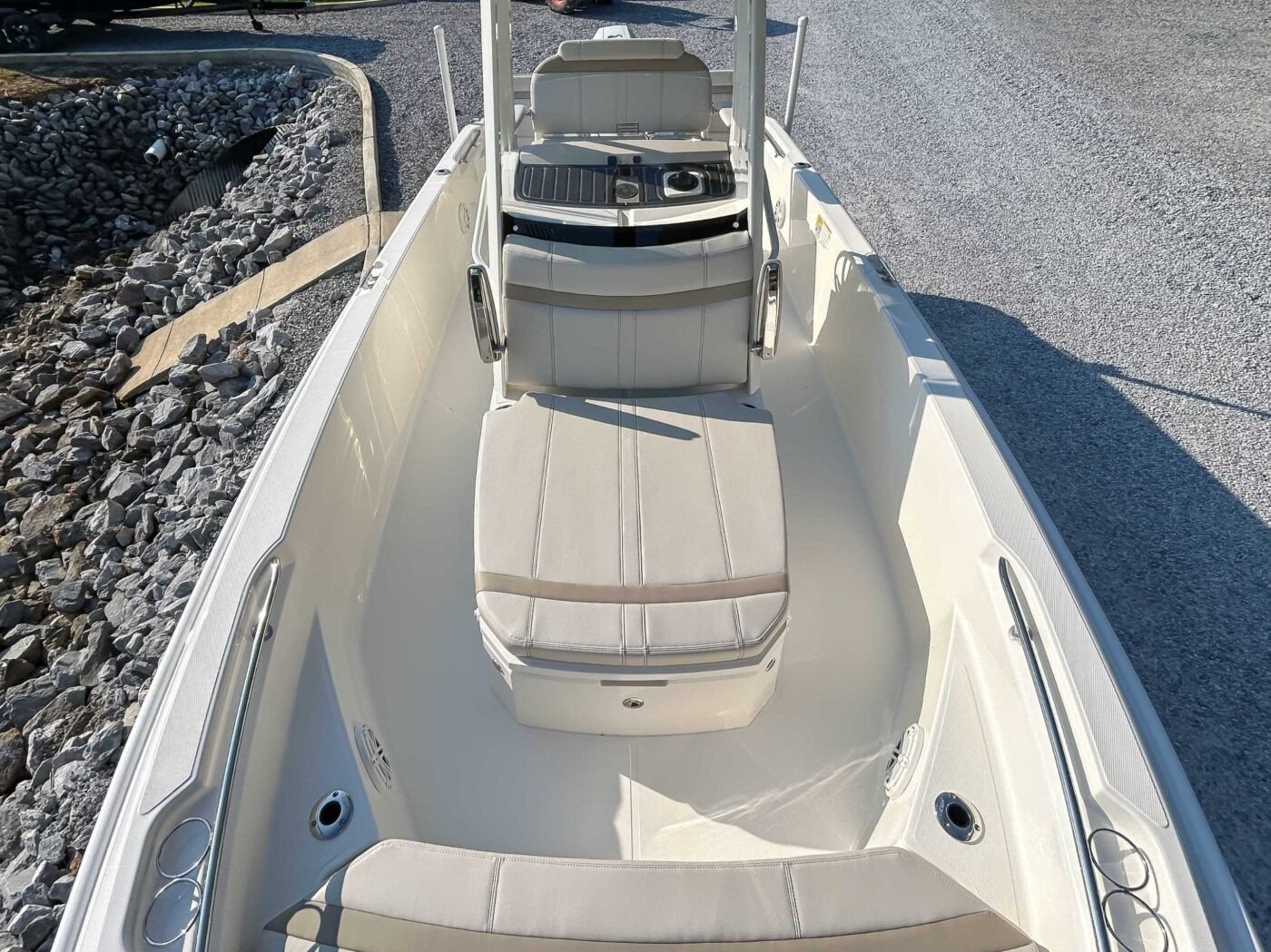 2026 Boston Whaler 220 Dauntless - Image 11