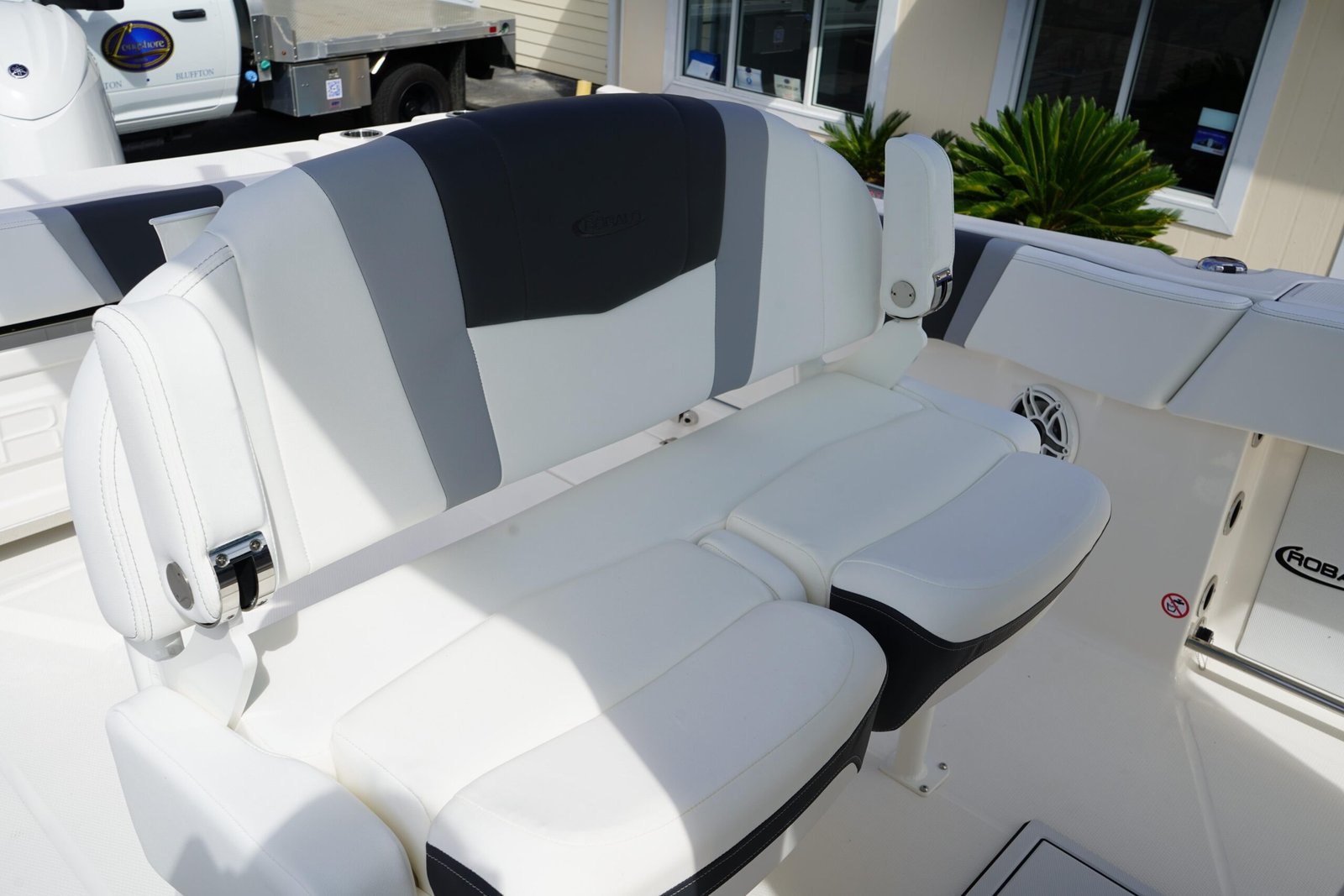 2026 Robalo R250 Center Console - Image 14