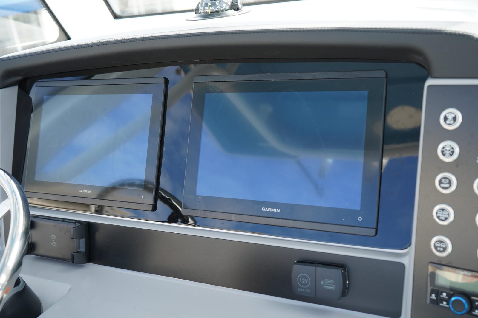 2026 Robalo R250 Center Console - Image 18