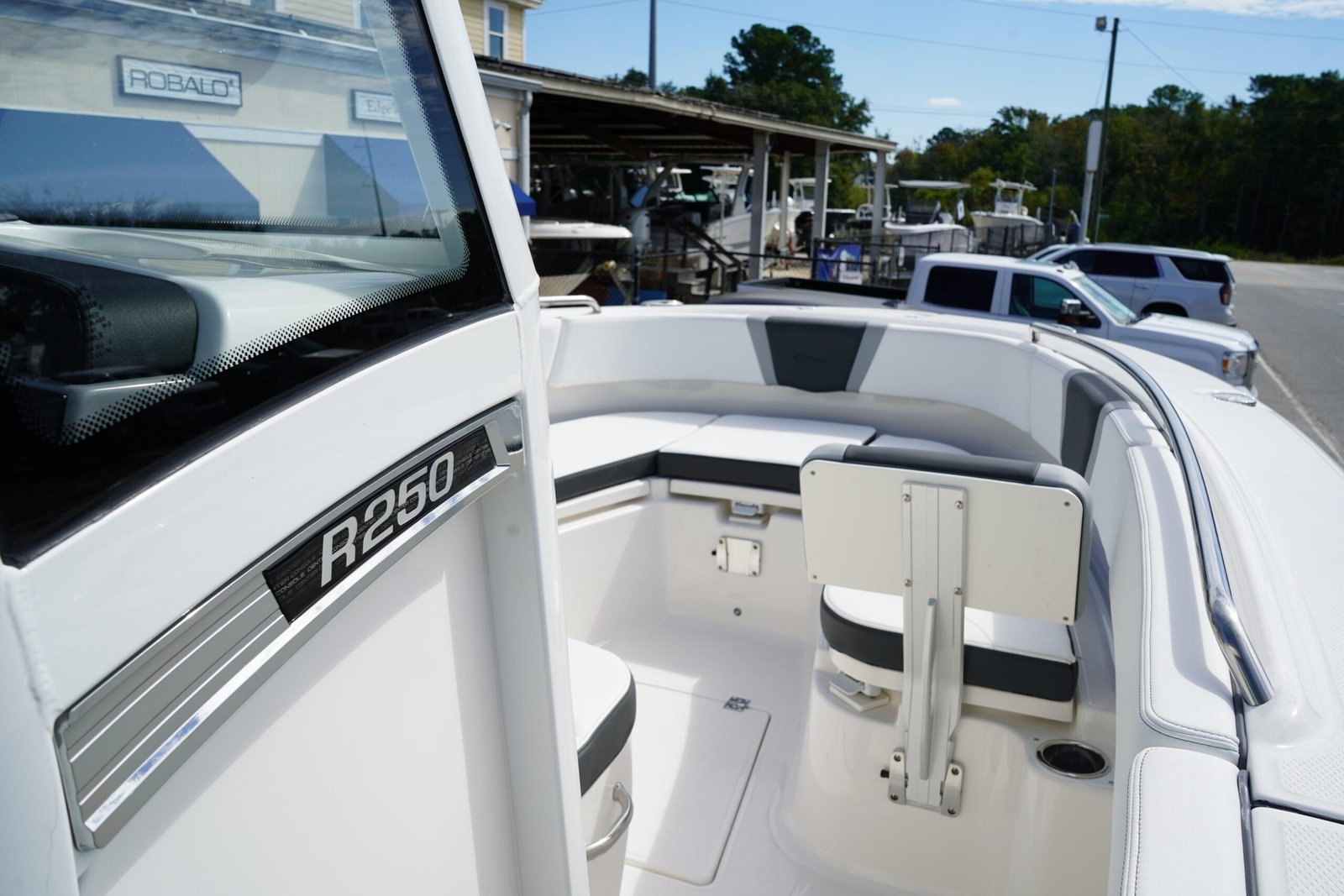 2026 Robalo R250 Center Console - Image 21