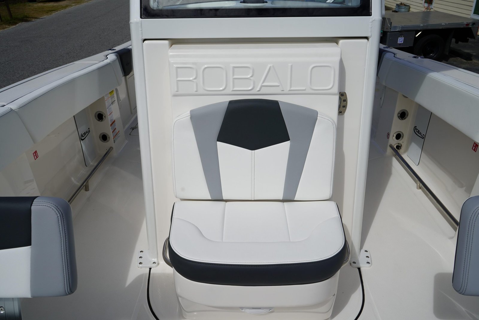 2026 Robalo R250 Center Console - Image 22