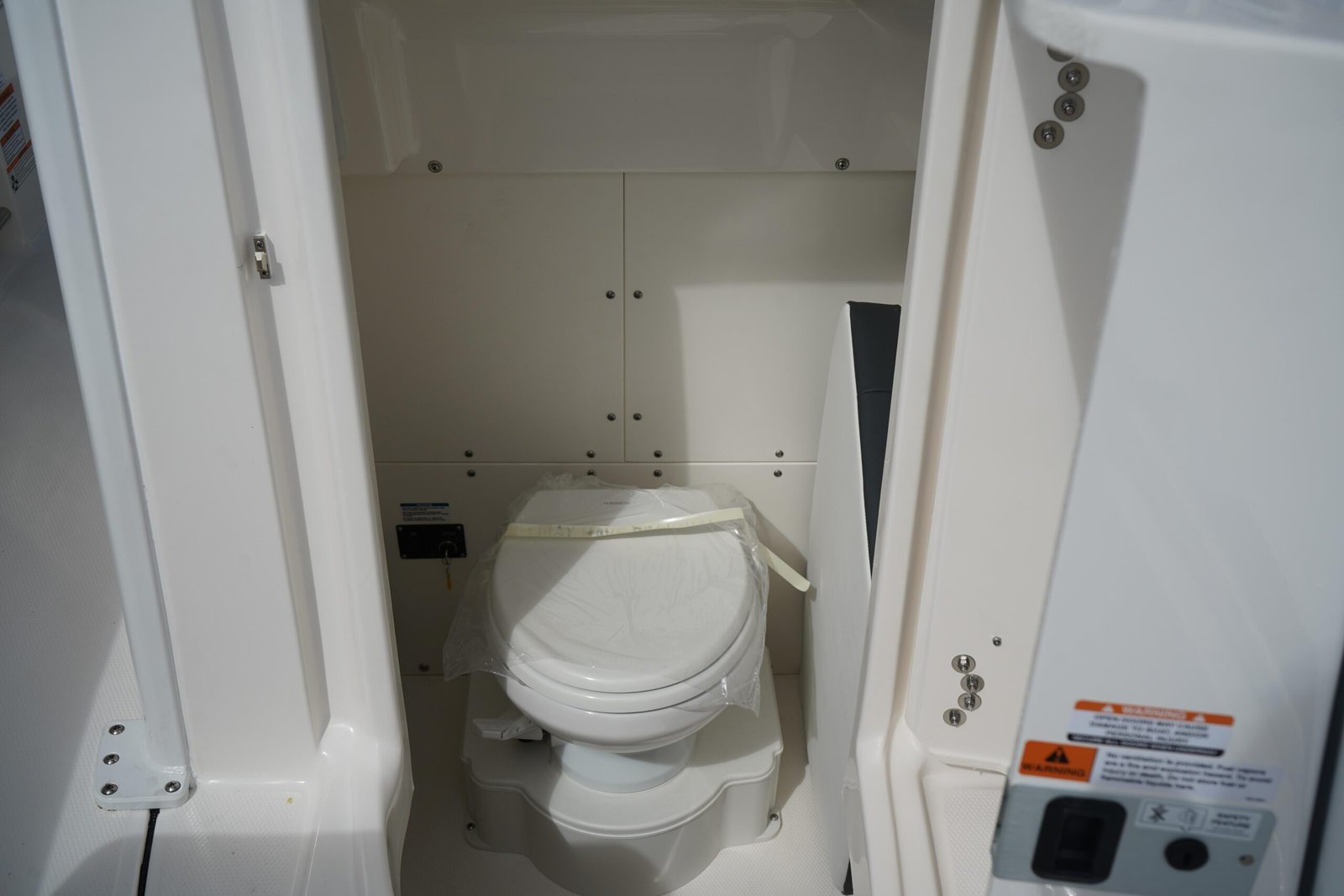 2026 Robalo R250 Center Console - Image 23