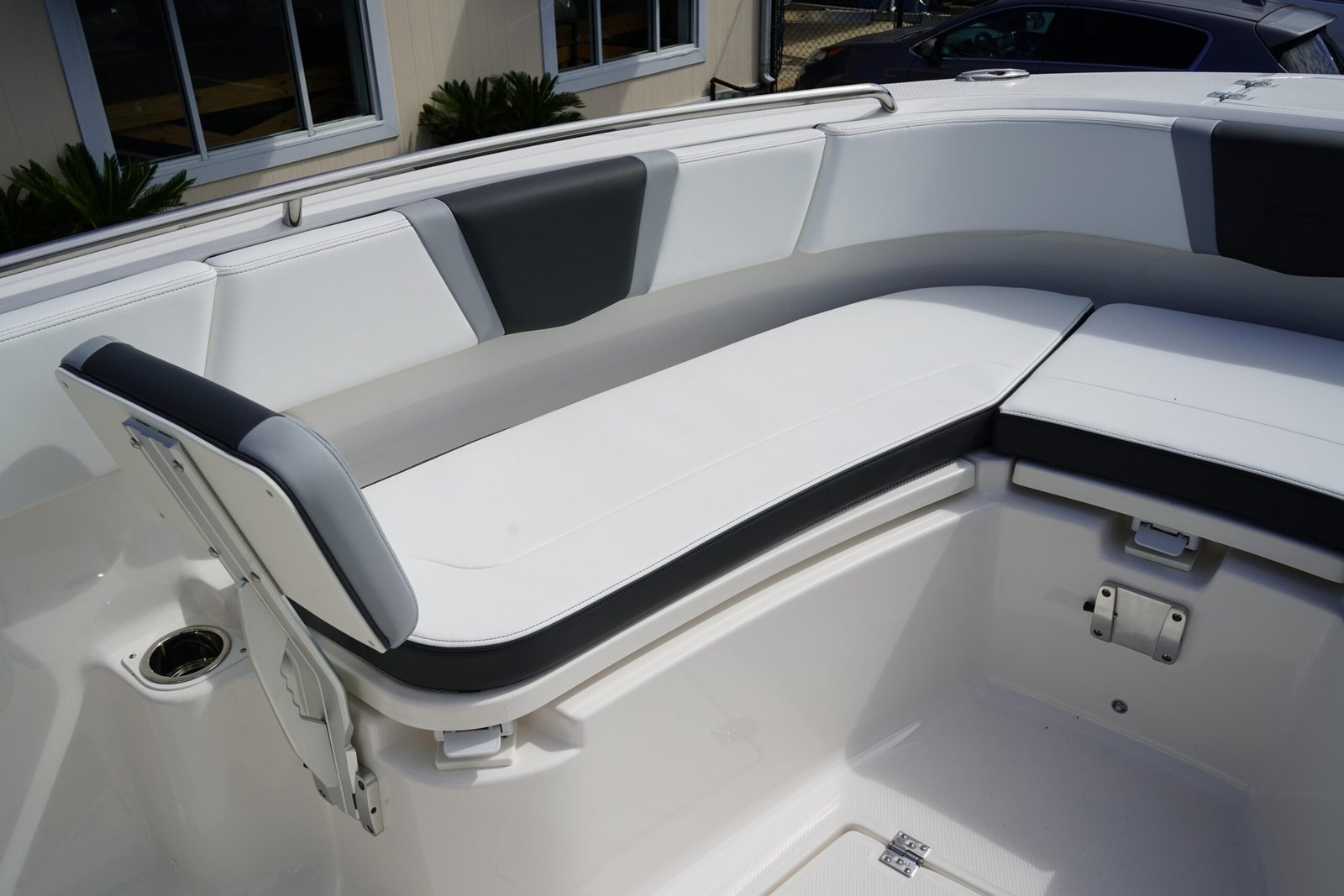 2026 Robalo R250 Center Console - Image 27