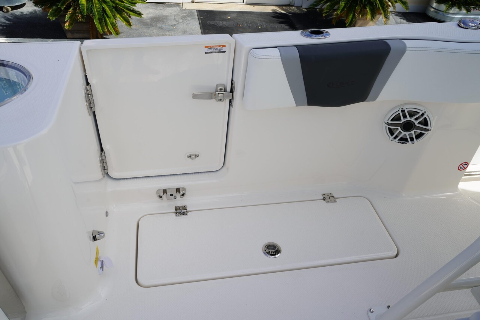 2026 Robalo R250 Center Console - Image 8