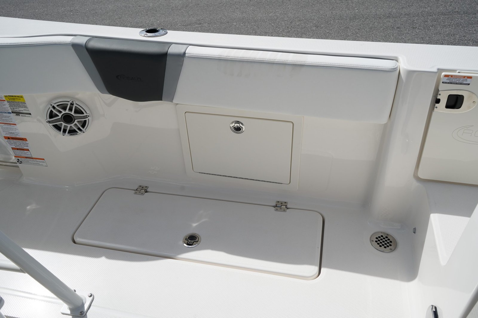 2026 Robalo R250 Center Console - Image 9