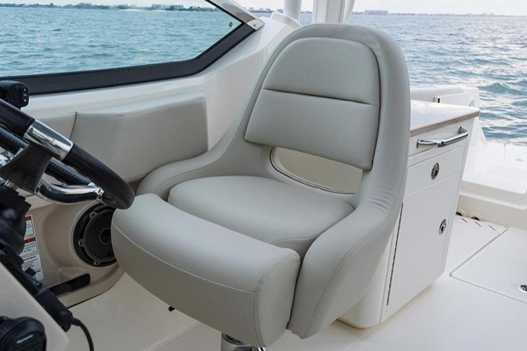 2025 Boston Whaler 240 Vantage - Image 10