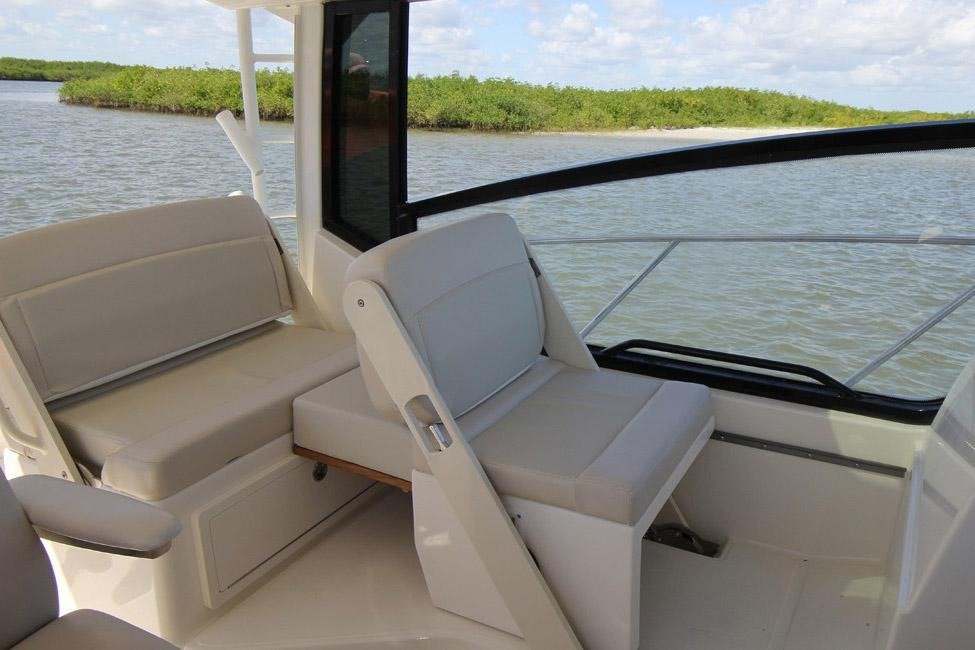 2025 Boston Whaler 325 Conquest - Image 23