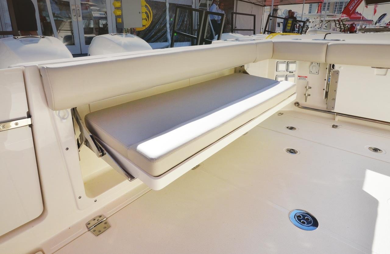 2025 Boston Whaler 325 Conquest - Image 27