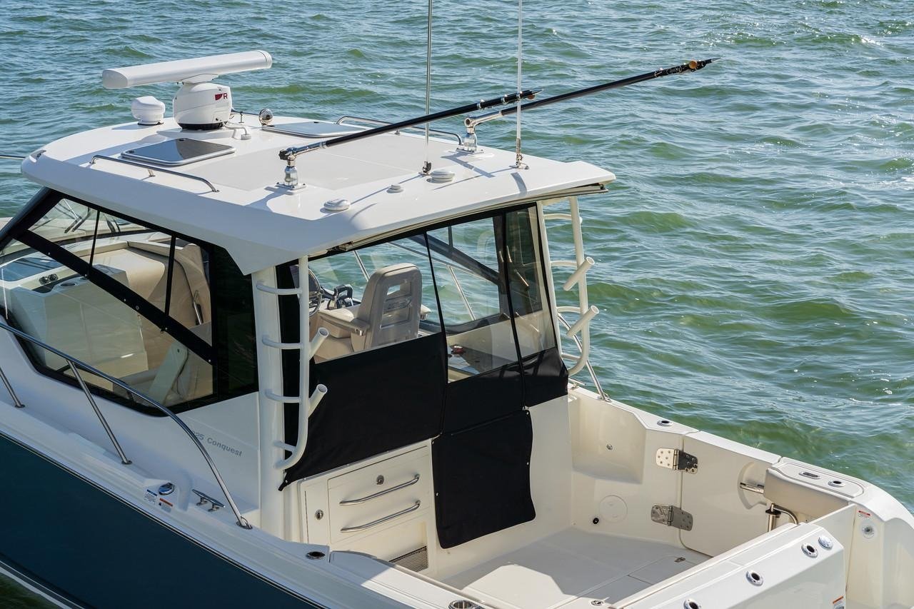 2025 Boston Whaler 325 Conquest - Image 22