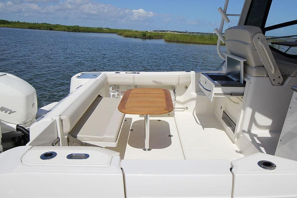 2025 Boston Whaler 325 Conquest - Image 26